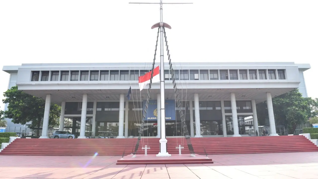 TNI AL Kibarkan Bendera Merah Putih Setengah Tiang