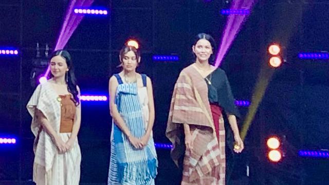 Bunga Jelitha tampil fashion show pakai produk Tobatenun pada malam pengumuman Gadis Sampul 2024 di Jakarta