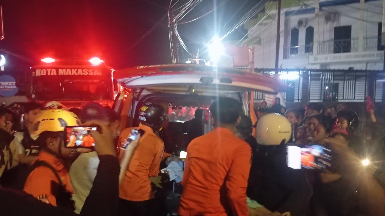 Evakuasi korban kebakaran di Jalan Paccerakkang Raya, Makassar. (Istimewa).