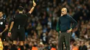 Pelatih Manchester City Pep Guardiola (kanan) mendapat kartu kuning dari wasit saat Manchester City menghadapi Dinamo Zagreb pada laga Liga Champions di Stadion City of Manchester, Inggris, Selasa (1/10/2019). Pep dihadiahi kartu kuning atas protesnya terhadap wasit. (AP Photo/Dave Thompson)