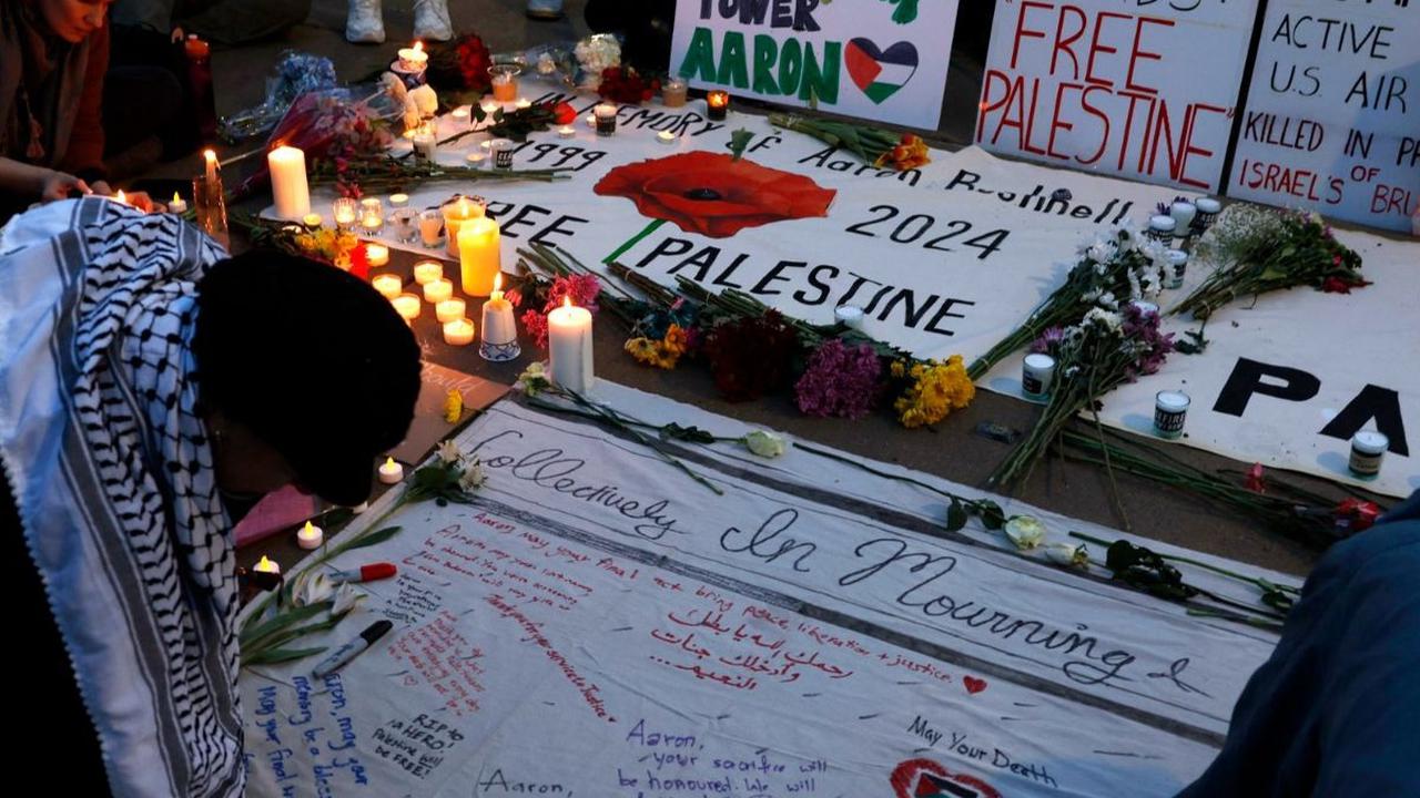 Orang-orang menggelar aksi duka cita untuk pasukan militer Amerika Serikat, Aaron Bushnell di luar Kedutaan Besar Israel. Washington DC, Amerika Serikat, Senin (26/2/2024). Aaron Bushnell, yang terdaftar sebagai penerbang aktif Angkatan Udara AS, meningga