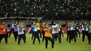 Sejumlah penari saat tampil pada pembukaan Shopee Liga 1 2020 di Stadion Gelora Bung Tomo, Surabaya, Sabtu (29/2). Sebanyak 18 klub akan berlaga dalam kompetisi kasta tertinggi di Indonesia ini.(Bola.com/Yoppy Renato)