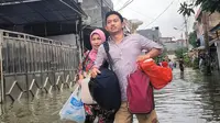 Belva Devara, Staf Khusus Presiden menjadi korban banjir. Dia tampak menerjang banjir bersama ibundanya (Dok.Instagram/@belvadevara/https://www.instagram.com/p/B8-fjqYnmLu/Komarudin)