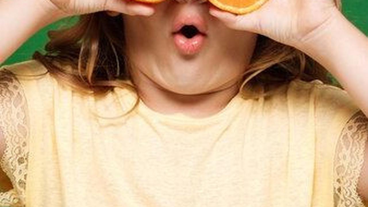 Pemberian vitamin C: Vitamin C dapat meningkatkan penyerapan besi dari makanan dan suplemen. Berikan anak makanan yang mengandung vitamin C, seperti buah-buahan citrus, bersama dengan suplemen besi.