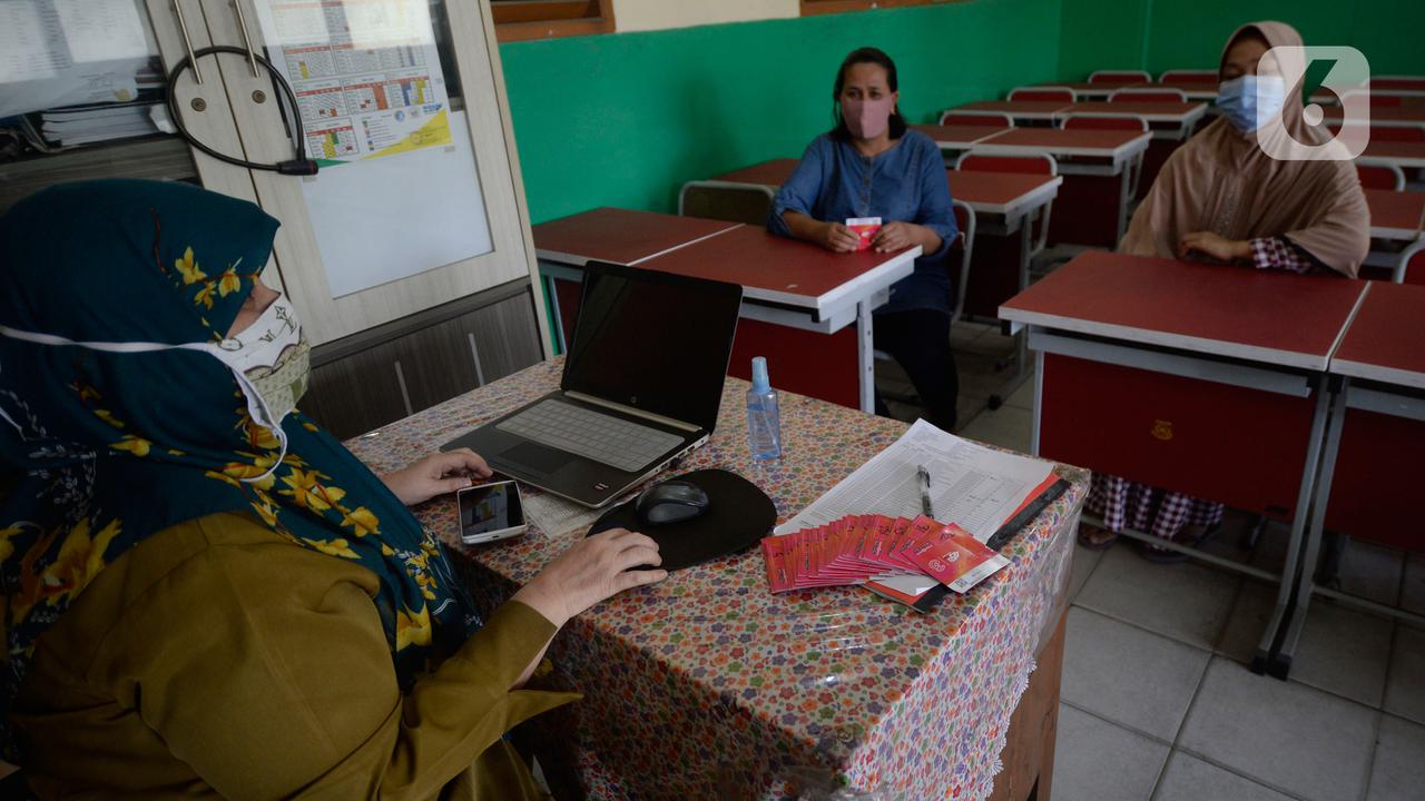 Siswa SD menerima Dua Kartu Perdana