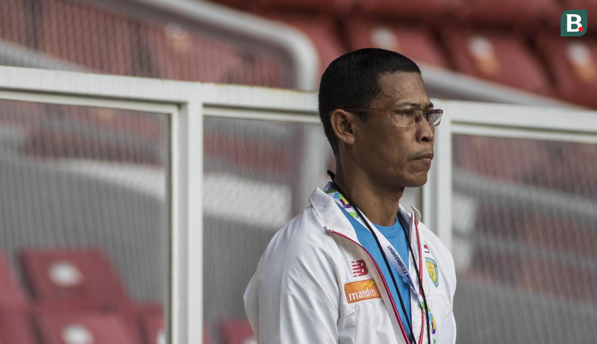 I Ketut Pageh, pelatih dari Maria Londa mengamati anak asuhnya pada Invitation Tournament cabang atletik nomor lompat jauh di SUGBK, Jakarta, Minggu (11/2/2018). Dirinya meraih emas dengan lompatan terjauh 6,43 meter. (Bola.com/Vitalis Yogi Trisna)