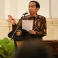 Presiden Joko Widodo (Jokowi) memberikan sambutan saat Peringatan Hari HAM se-dunia 2015 di Istana Negara, Jakarta, Jumat (11/12). (Liputan6.com/Faizal Fanani)