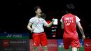 Usai interval, Liu Sheng Shu/Zhang Shu Xian sempat memimpin hingga 6 poin saat kedudukan 14-8. Namun perlahan Yuki Fukushima/Sayaka Hirota mampu balik menekan hingga mampu memaksakan angka imbang 20-20. Liu Sheng Shu/Zhang Shu Xian kembali fokus dalam perebutan dua poin terakhir untuk merebut game pertama 22-20. (Bola.com/M Iqbal Ichsan)
