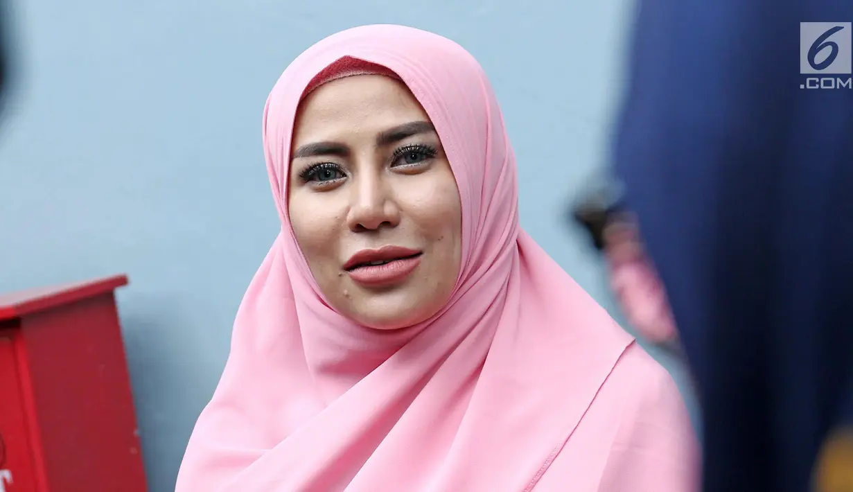 Penyanyi Cinta Penelope berpose usai mengisi acara di kawasan Kapten Tendean, Jakarta, Kamis (18/1/). Sebalumnya, Cinta merupakan wanita yang kerap tampil seksi dan juga memiliki banyak tato. (Liputan6.com/ Herman Zakharia)