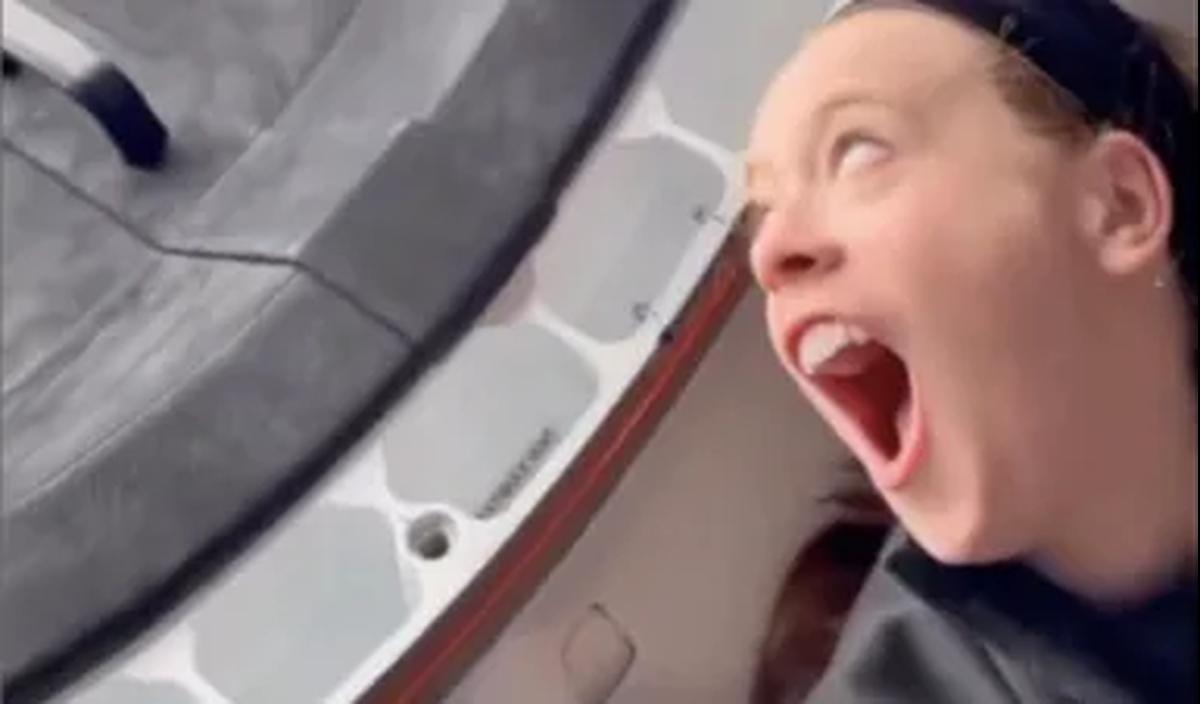 Sebuah video di media sosial memperlihatkan ekspresi melongo seorang astronot perempuan ketika roket yang ditumpanginya baru saja sampai di luar angkasa.&nbsp;