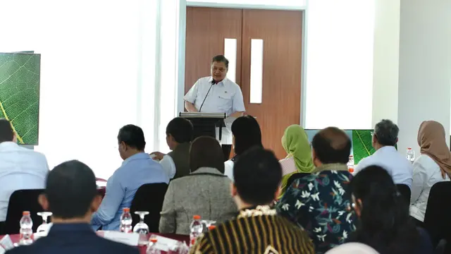 Menteri Koordinator Bidang Perekonomian Airlangga Hartarto dalam kegiatan peninjauan fasilitas di Taman Sains Teknologi Herbal dan Hortikultura (TSTH2). (Foto: ekon.go.id)