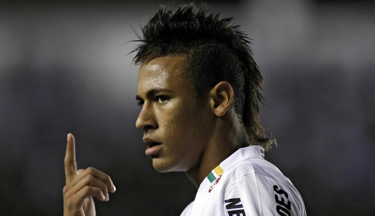 Pemain Santos FC Neymar memberi isyarat saat menghadapi Mexico's America pada Copa Libertadores 2011 di Stadion Vila Belmiro, Santos, Brasil, 27 April 2011. (AFP PHOTO/Nelson ALMEIDA)
