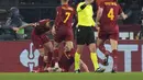 Penyerang AS Roma, Andrea Belotti berselebrasi dengan rekan setimnya setelah mencetak gol ke gawang RB Salzburg pada laga leg kedua playoff Liga Europa 2022/2023 di Stadion Olimpico, Jumat (24/2/2023). Roma menang atas RB Salzburg dengan skor 2-0. (AP Photo/Alessandra Tarantino)