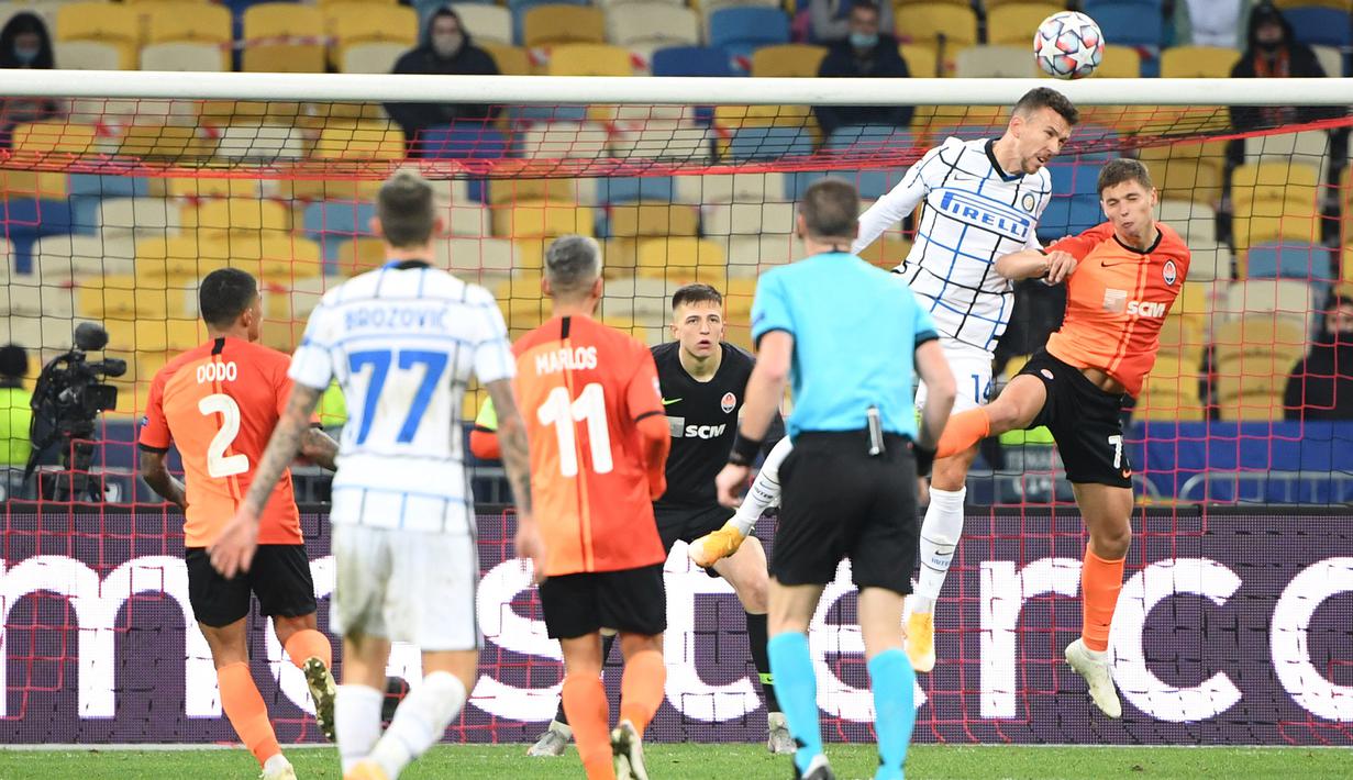 Gelandang Inter Milan, Ivan Perisic, berebut bola atas dengan bek Shakhtar Donetsk, Valeriy Bondar, pada laga lanjutan Liga Champions 2020/2021 di NSC Olimpiyskiy, Rabu (28/10/2020) dini hari WIB. Inter Milan bermain imbang 0-0 lawan Shakhtar Donetsk. (AFP/Sergei Supinsky)
