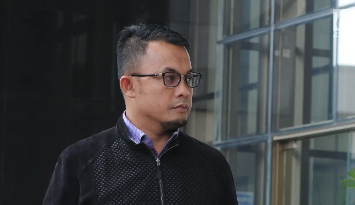 Ketua Fraksi PAN DPRD Lampung Agus Bhakti Nugroho saat tiba di Gedung KPK, Jakarta, Jumat (27/7). Agus akan menjalani pemeriksaan 1x24 jam oleh penyidik KPK. (Merdeka.com/Dwi Narwoko)
