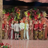 Meski prosesi lengkapnya baru akan ditayangkan, potret yang beredar sudah memperlihatkan bagaimana kedua keluarga tampil serasi dalam balutan busana adat Jawa yang dirancang khusus. [@elsyifa.fanspage_].