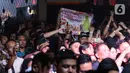 Penggemar Didi Kempot saat menyaksikan konser "The Lord of Loro Ati". Beragam julukan terpatri untuk penggemar Didi Kempot. Sad Bois dan Sad Girls maupun Sobat Ambyar kesemuanya terinspirasi dari lagu-lagu karya Didi Kempot yang rata-rata bertema cinta dan patah hati. (Liputan6.com/Herman Zakharia)