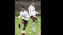 Memphis Depay yang baru direkrut Manchester United dari PSV Eindhoven menjalani latihan perdana bersama anggota tim MU di bawah pengawasan langsung sang pelatih, Louis van Gaal.. (www.manutd.com)