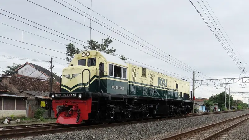 PT Kereta Api Indonesia (Persero) menghadirkan kembali livery lokomotif tahun 1953 - 1991 pada 1 unit lokomotif CC 201. (Dok KAI)