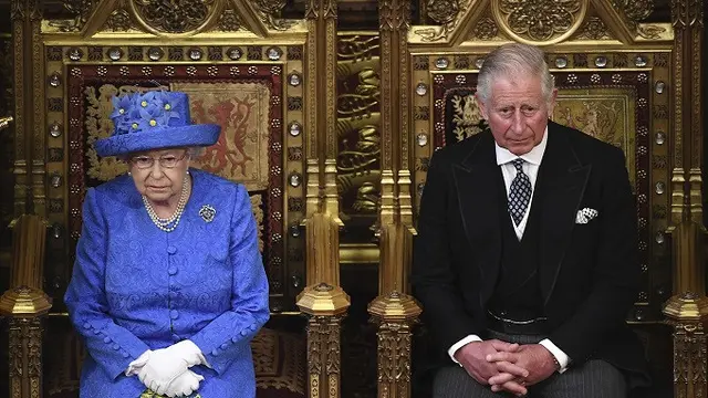 Ratu Elizabeth II mengenakan topi biru dengan aksen bunga saat hendak berpidato di parlemen