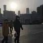 Warga yang memakai masker melintasi persimpangan di Beijing, China, Jumat (2/12/2022). Lebih banyak kota melonggarkan pembatasan, memungkinkan pusat perbelanjaan, supermarket, dan bisnis lainnya dibuka kembali menyusul protes akhir pekan lalu di Shanghai dan daerah lain di mana beberapa orang menyerukan Presiden Xi Jinping untuk mengundurkan diri. (AP Photo/Ng Han Guan)