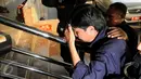 Salah satu tersangka hasil OTT KPK menutup wajahnya saat digiring masuk ke dalam gedung KPK Jakarta, Sabtu (20/6/2015). KPK mengamankan empat orang hasil OTT yang berlangsung pada Jumat (19/6) malam di Palembang. (Liputan6.com/Helmi Fithriansyah)