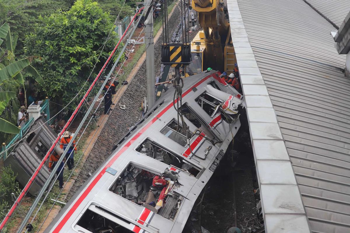 FOTO: Evakuasi Gerbong KRL Commuterline di Stasiun Bekasi Timur