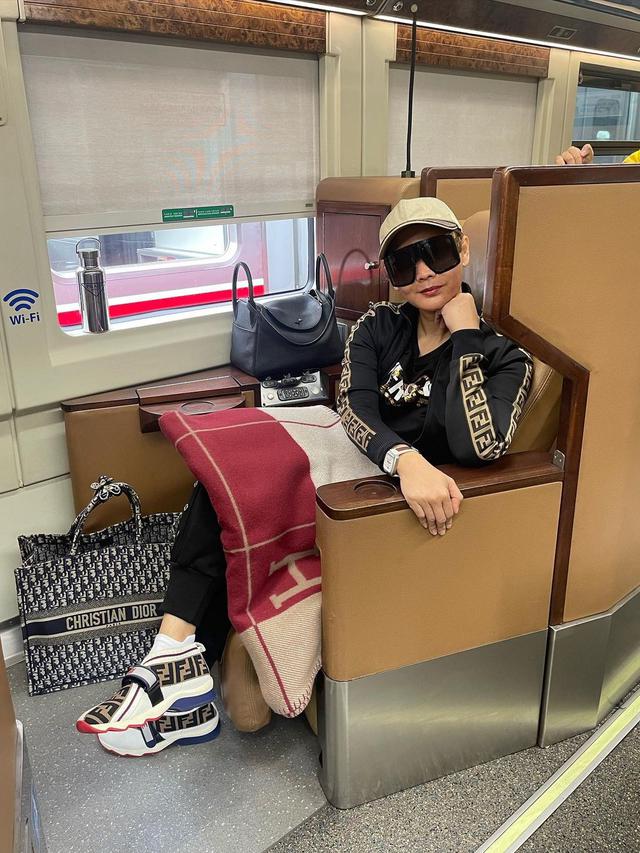 Inul Daratista naik kereta api ditemani selimut Hermes. (Foto: Dok. Instagram @inul.d)