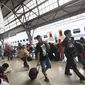 Suasana Stasiun Pasar Senen, Jakarta, Kamis (31/8). Kepala Stasiun Pasar Senen, Dedi Kristanto, mengatakan telah memberangkatkan 19.300 penumpang melalui 24 kereta api reguler dan dua kereta api tambahan. (Liputan6.com/Immanuel Antonius)