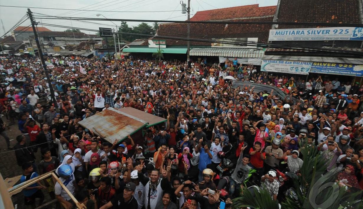 Jokowi blusukan ke Pasar Induk Kajen. Kunjungan itu merupakan bagian dari roadshow kampanyenya di wilayah Pantai Utara Pulau Jawa, Pekalongan, Kamis (19/6/2014) (Liputan6.com/Herman Zakharia)