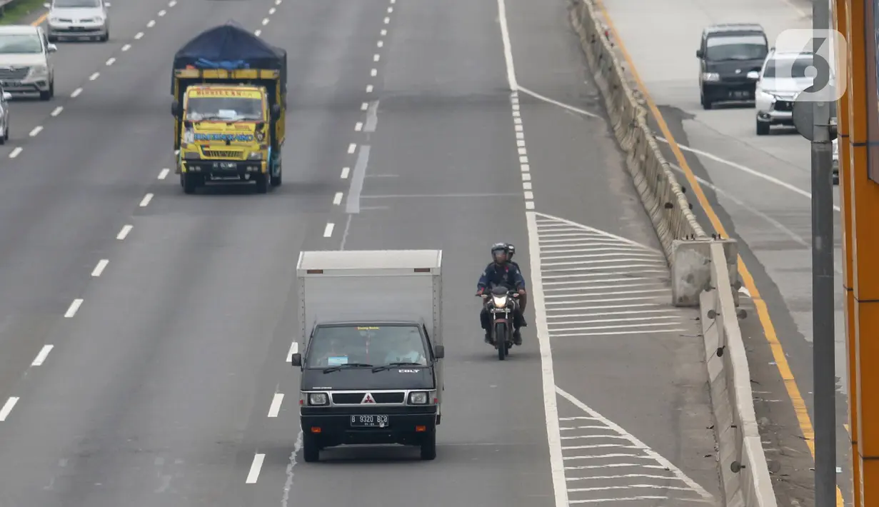 Sepeda motor melintasi Tol Karang Tengah, Tangerang, Banten, Kamis (2/1/2020). Pengendara sepeda motor masih diperbolehkan melintasi tol untuk menghindari ruas jalan yang terendam banjir di beberapa wilayah Jabodetabek. (Liputan6.com/Angga Yuniar)