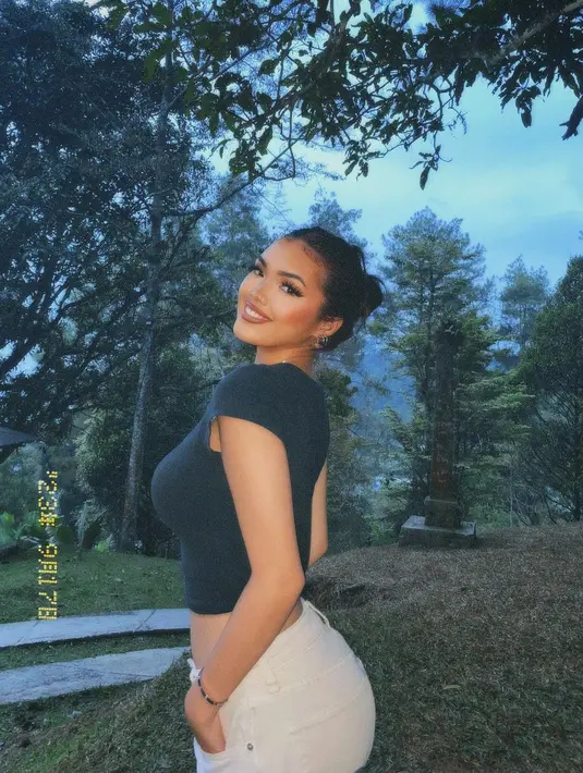 Queennara kini diketahui tinggal di Amerika. Di postingan terbaru Liza Natalia yang berjoget bersama sang buah hati, memperlihatkan kecantikan dari paras dan gaya keren Queennara yang telah beranjak dewasa. [Foto: Instagram/queennara_h]