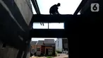Pekerja menyelesaikan pembangunan rumah bersubsidi di Kompleks Perumahan Grand Viona, Ciseeng, Bogor, Selasa (8/6/2021). Kementerian PUPR memastikan pembangunan rumah bersubsidi dalam program sejuta rumah tahun ini masih berlanjut meski di tengah pandemi Covid-19. (merdeka.com/Arie Basuki)