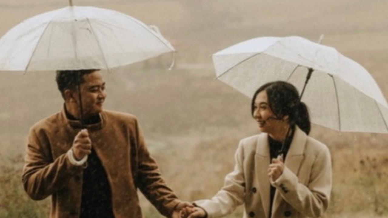 Pasangan ini juga tak memakai flare saat melakukan sesi pemotretan prewedding. Keduanya memilih memakai properti payung.