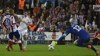 Sepakan gelandang Real Madrid James Rodriguez ditepis kiper Atletico Madrid Jan Oblak (PIERRE-PHILIPPE MARCOU / AFP)