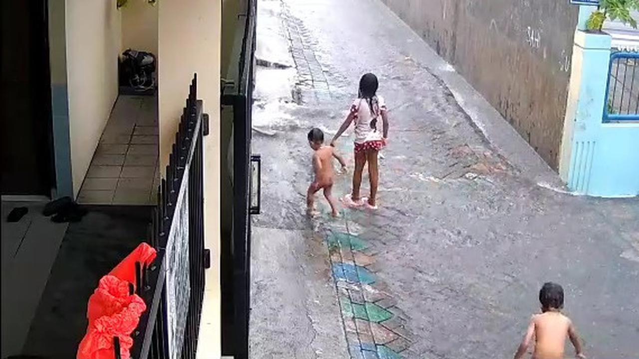 Viral Video Bayi Lagi Mandi Hujan Tercebur dan Hanyut di Selokan, Hingga Kini Masih Belum Ditemukan