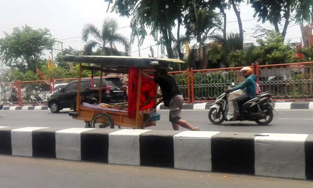 Suprijadi mendorong buah hatinya untuk bisa sampai di Rumah Sakit Dr Soetomo, Surabaya/copyright bicarasurabaya.com/Arry Dwi Saputra