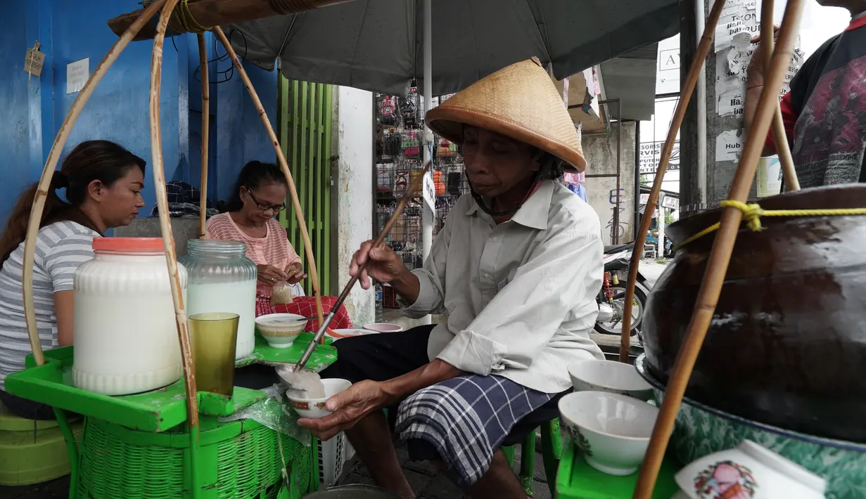 Dalam berjualan es dawet Pak Slamet dibantu istri dan anaknya. Harganya-pun relatif murah, kamu hanya perlu membayar Rp 2000 untuk menikmati seporsi es dawet Pak Slamet ini.(Liputan6.com/Brilio.net/Syamhu Dhuha)