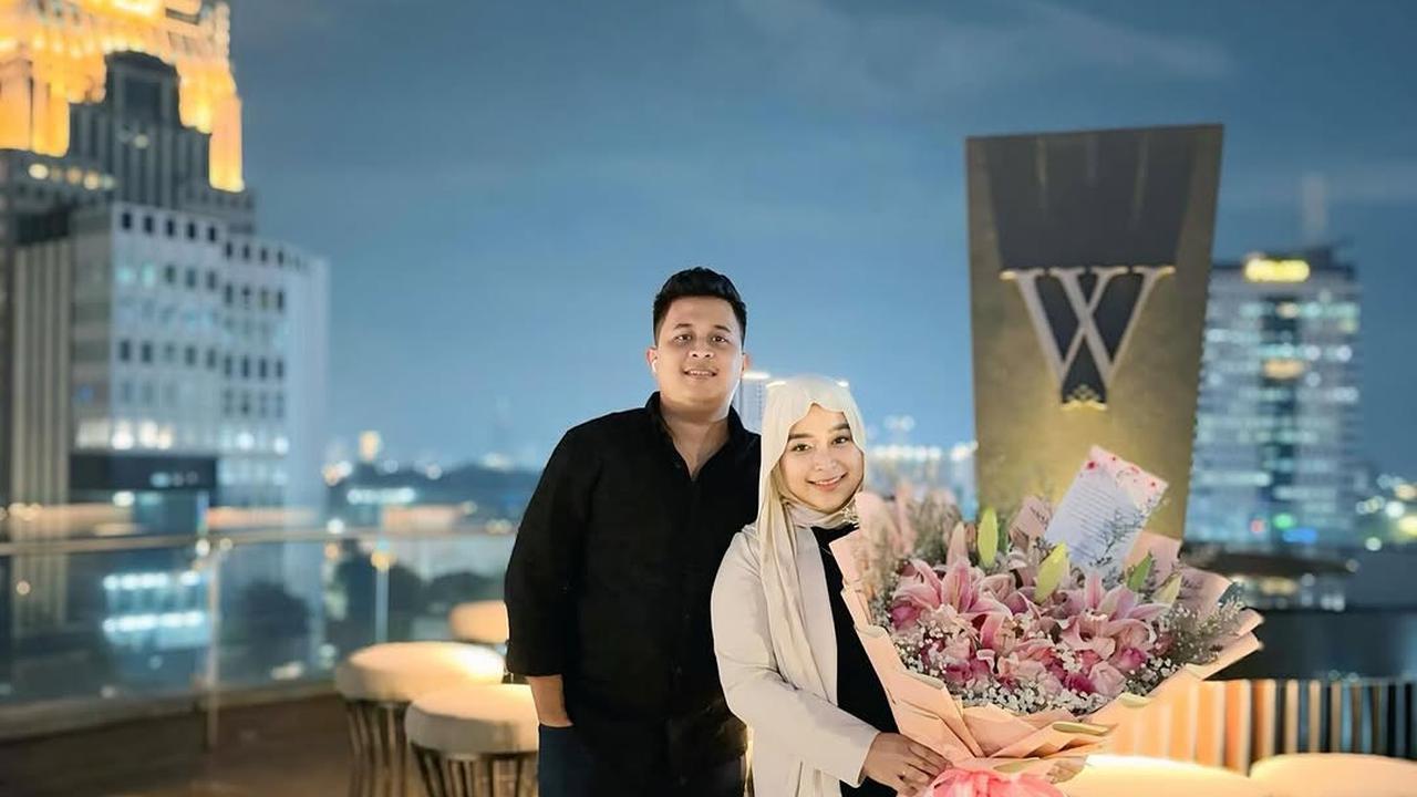 Potret Syifa Adik Ayu Ting Ting Rayakan Anniversary Pernikahan ke-3, Dapat Buket Bunga Besar dan Dinner Mewah