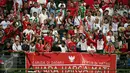 Ratusan suporter Garuda Muda bersorak saat menyaksikan laga timnas Indonesia U-23 melawan Singapura di penyisihan Grup A SEA Games 2015 di Stadion Jalan Besar Singapura, (11/6/2015). Indonesia unggul 1-0 atas Singapura. (Liputan6.com/Helmi Fithriansyah)