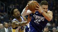 Gerakan menipu ala pemain Clippers, Blake Griffin (kanan) saat melewati pemain Warriors, Patrick McCaw pada laga NBA basketball game di Staples Center, Los Angeles, (6/1/2018). Warriors 121-105. (AP/Alex Gallardo)