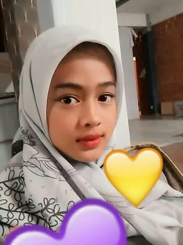 6 Potret Aqeela Calista 'Dari Jendela SMP' Tampil Berhijab, Bikin Pangling