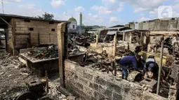 Warga memilah barang pasca terjadi kebakaran di Pasar Ciputat, Tangerang Selatan, Kamis (12/5/2022). Puluhan lapak pedagang di Pasar Ciputat, Kota Tangerang Selatan (Tangsel), Banten terbakar pada Rabu (11/5/2022) sore. Kebakaran diduga terjadi akibat adanya arus pendek atau korsleting listrik. (Liputan6.com/Johan Tallo)