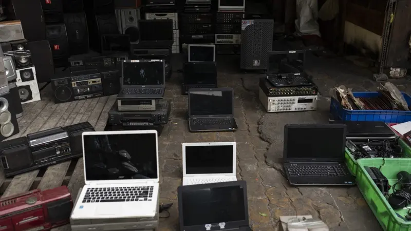 Laptop bekas dan perangkat elektronik rekondisi lainnya dijual di Kota Ho Chi Minh, Vietnam, Senin, 29 Januari 2024. (AP Photo/Jae C. Hong)