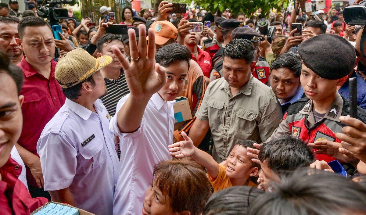 Gibran meminta maaf jika peristiwa itu benar terjadi. Untuk saat ini masih melakukan pencarian akan kebenaran video itu.