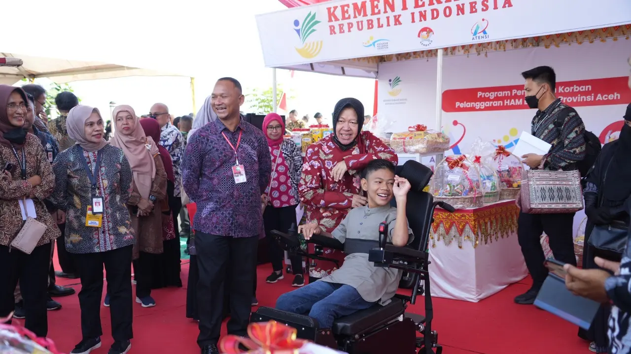 Menteri Sosial Tri Rismaharini mendampingi Presiden Joko Widodo (Jokowi) pada kegiatan peluncuran Program Pelaksanaan Rekomendasi Penyelesaian Non Yudisial Pelanggaran HAM berat di Indonesia.