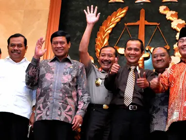 Menko Polhukam Tedjo Edhy Purdjiatno (ketiga kiri) dan sejumlah pejabat terkait usai mengikuti rapat koordinasi penyelesaian kasus pelanggaran HAM berat di masa lalu, Gedung Kejaksaan Agung, Jakarta, Kamis (21/5/2015). (Liputan6.com/Andrian M Tunay)