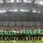 Timnas Indonesia foto bersama setelah berlatih di Stadion Nasional Singapura, Kamis (8/11/2018), menjelang laga perdana di Piala AFF 2018. (Bola.com/Muhammad Iqbal Ichsan)