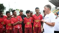 Duta Besar (Dubes) Inggris untuk Indonesia dan Timor-Leste Owen Jenkins berbincang dengan pesepakbola Surabaya. (Dian Kurniawan/Liputan6.com)