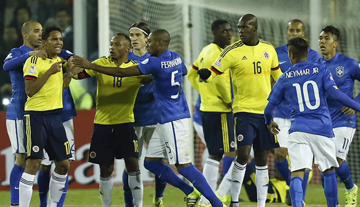 Insiden kericuhan yang melibatkan Carlos Bacca dan Neymar. (EPA/Kiko Huesca)
